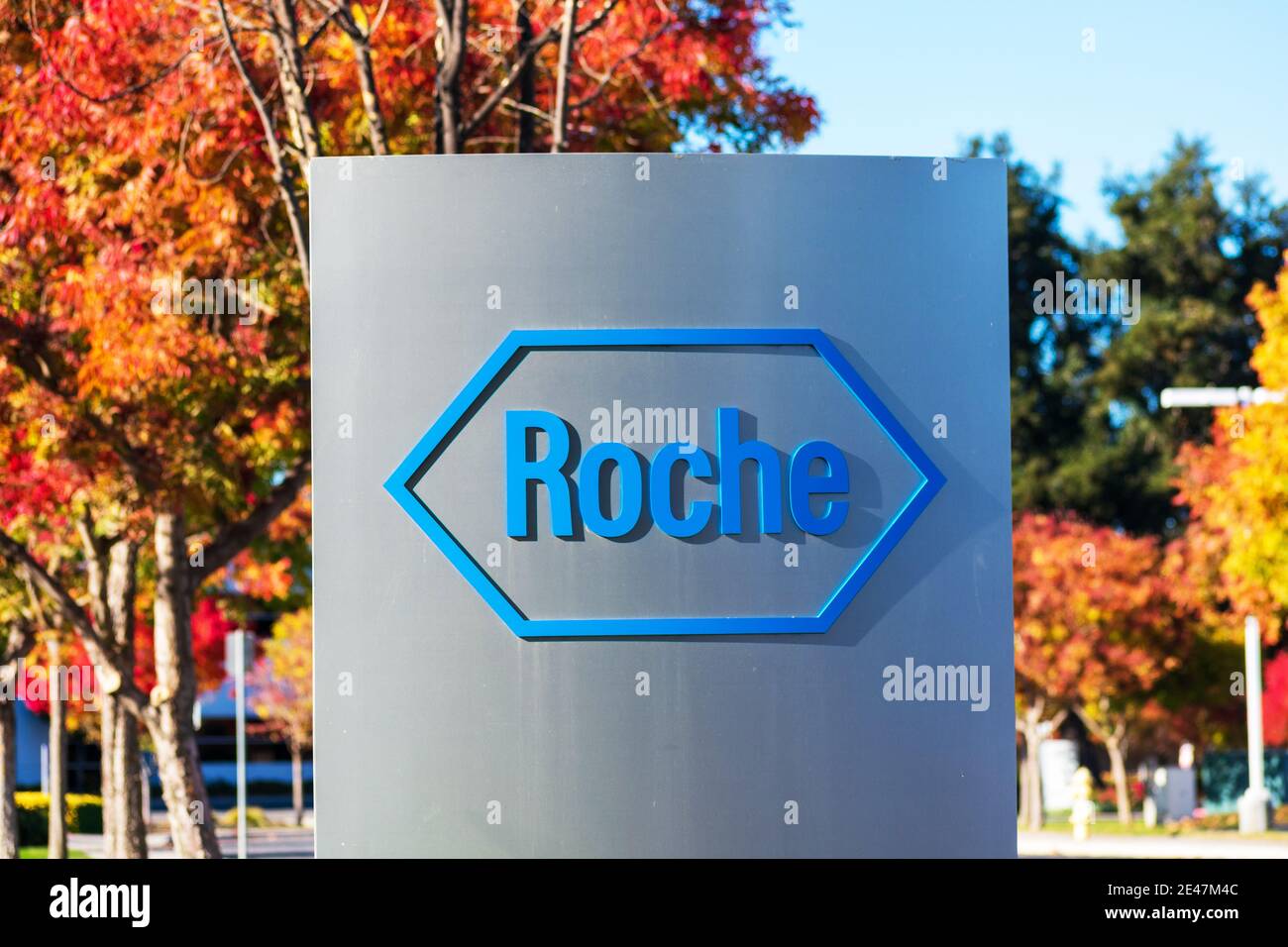 Roche sign, logo on campus of Roche Diagnostics division of Hoffmann-La Roche - San Jose, California, USA - 2020 Stock Photo