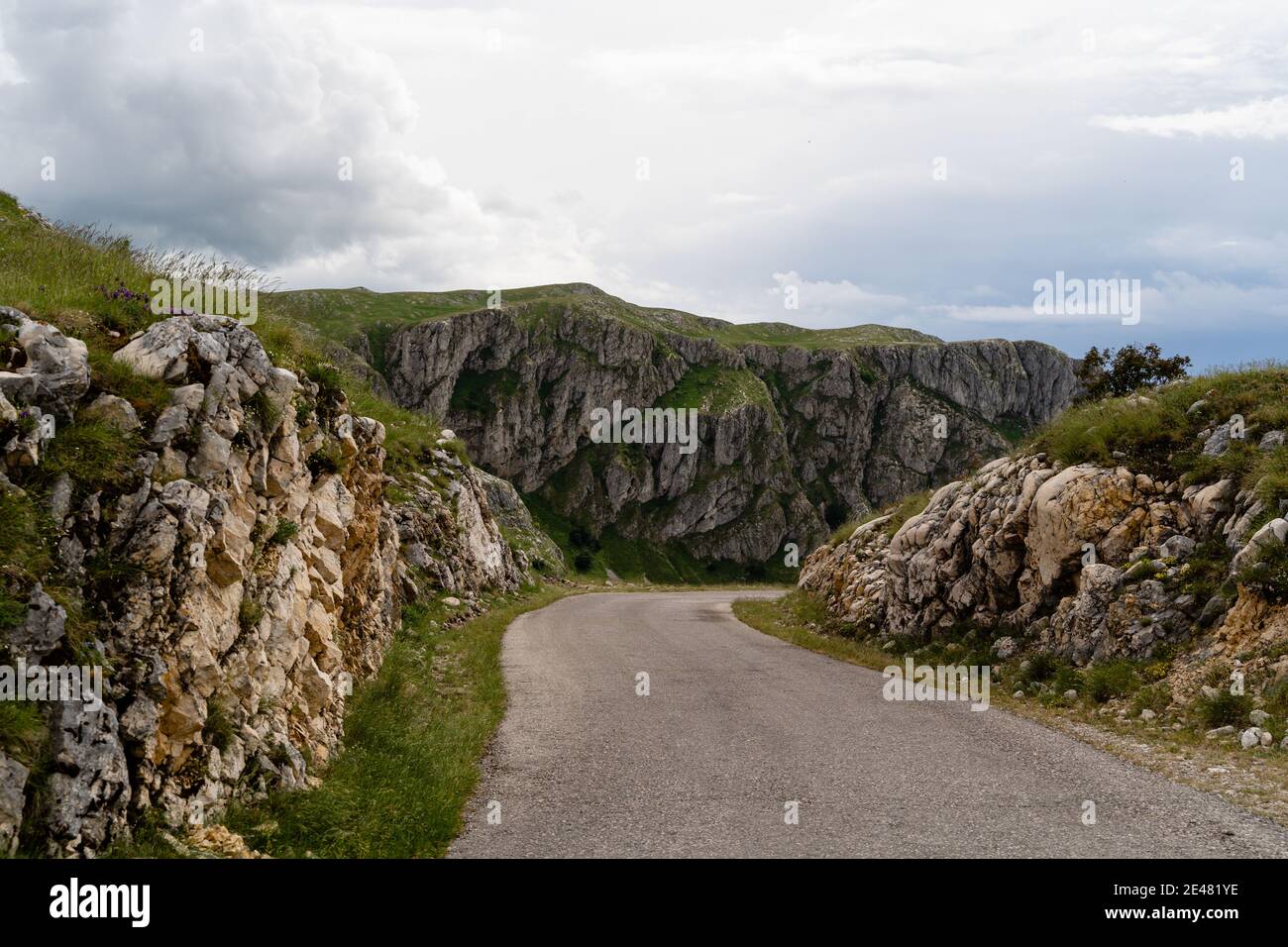 Rocky country road hi-res stock photography and images - Alamy