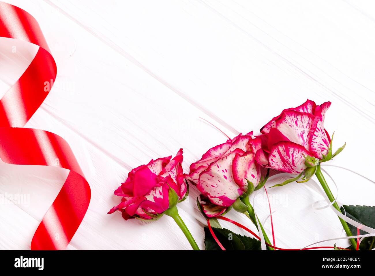Roses red ribbon gift hi-res stock photography and images - Alamy