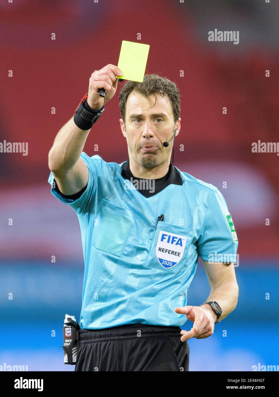 referee Felix ZWAYER shows the yellow card, yellow, gesture, gesture