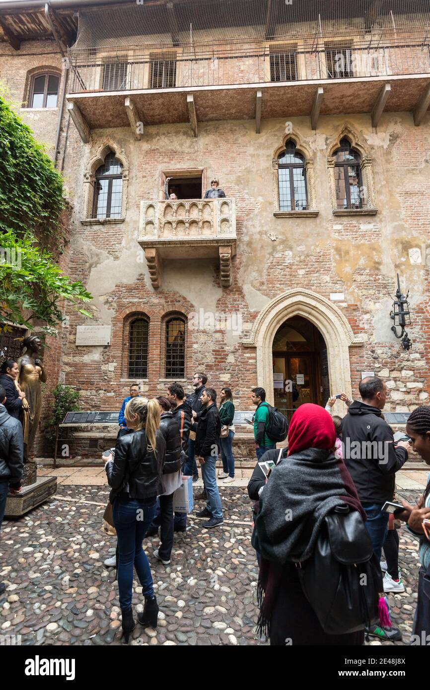 Tourists below the balcony in the Casa di Giulietta (Juliet's House), Via Cappello, Verona, Italy Stock Photo