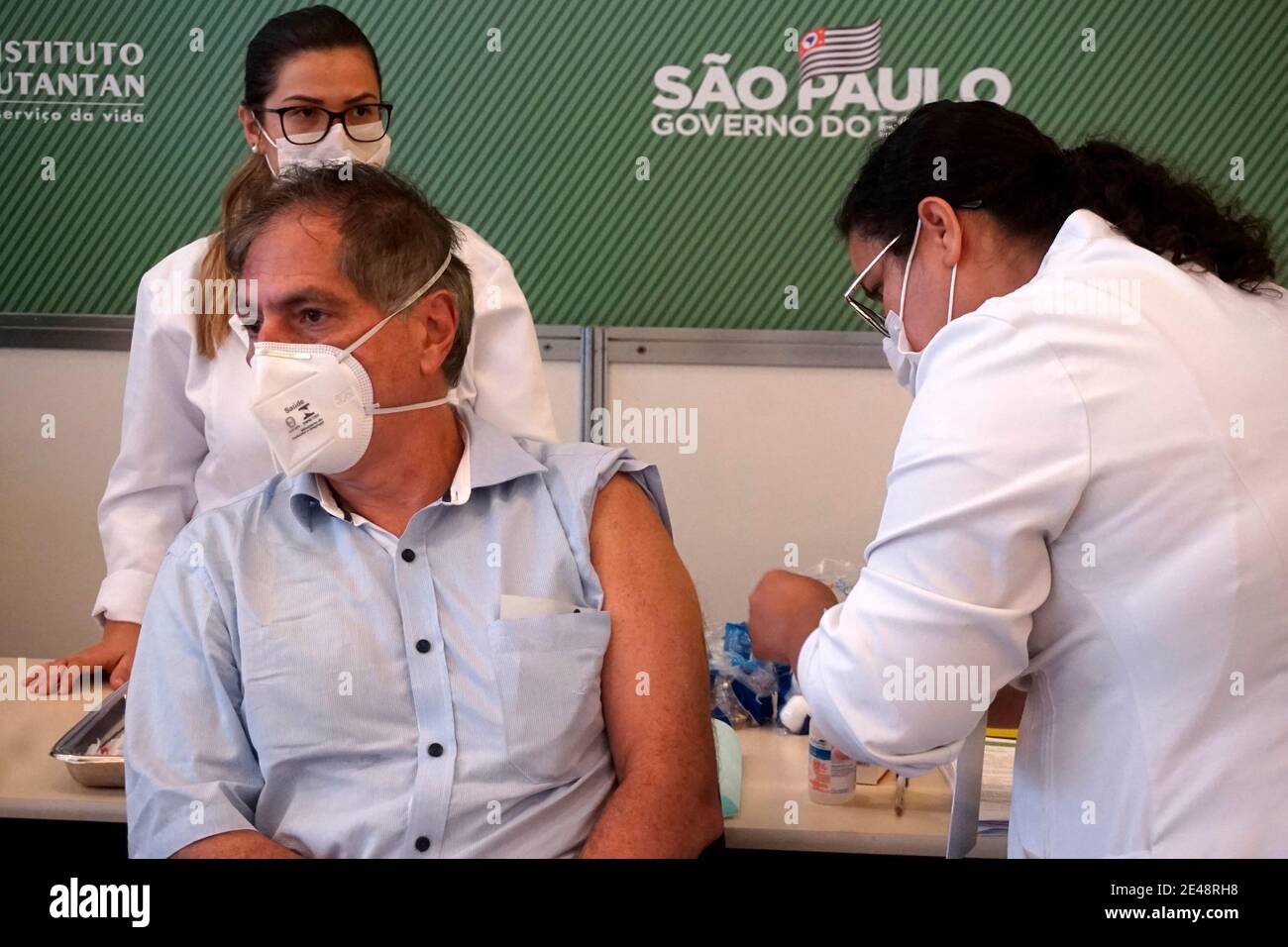 SÃ£O Paulo, SÃ£o Paulo, Brazil. 20th Jan, 2021. SÃ£o Paulo (SP), 20/01/2021 -COVID19, SAO PAULO, HC PROFESSIONAL VACCINATION HC: SP - Sao Paulo - Health professionals are vaccinated in SÃ£o Paulo in the Hospital das Clinicas, Faculty of Medicine, University of Sao Paulo, USP. The operation has a space of 1 thousand square meters, 30 vaccination stations and 12 hours daily, from 7 am to 7 pm for everyone to receive the first dose of the compound. Credit: Cris Faga/ZUMA Wire/Alamy Live News Stock Photo