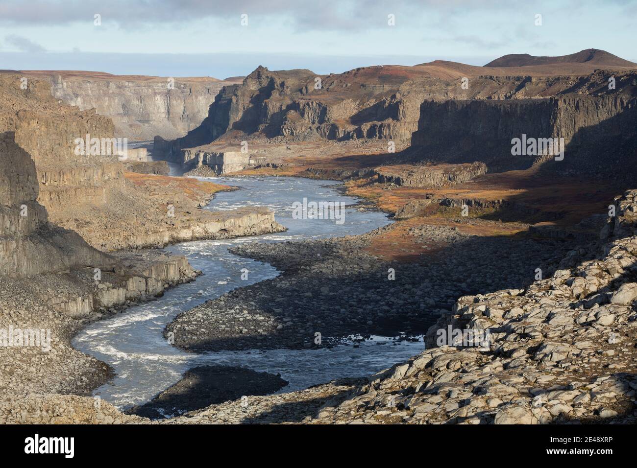 Fluss Jökulsá á Fjöllum in der Nähe des Dettifoss, Wasserfall auf Island, Wasserfall des Gletscherfluß, Gletscherfluss, Jökulsárgljúfur-Nationalpark, Stock Photo