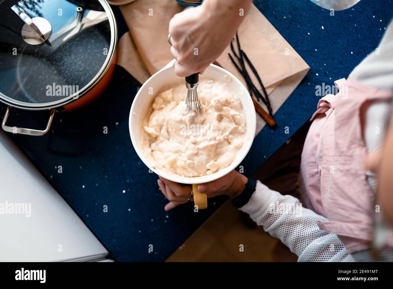 Premium Photo  Close-up of the cooking process. women's hands mix the  ingredients in a glass bowl. adding sugar to the butter. holding a fork in  your hand. preparation of confectionery products.