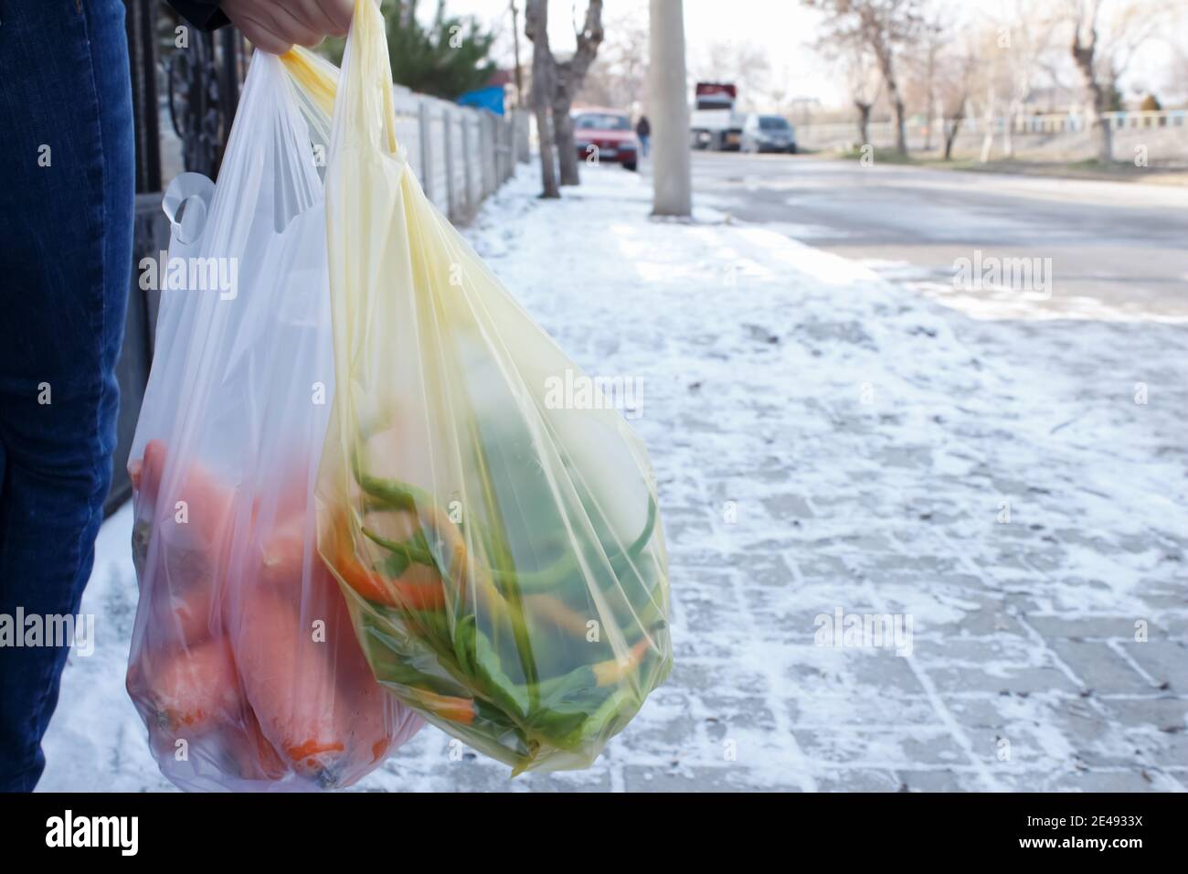 Woman grocery shopping bag hires stock photography and images Alamy