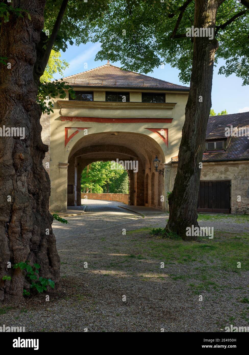 Historic red brick wall hi-res stock photography and images - Alamy