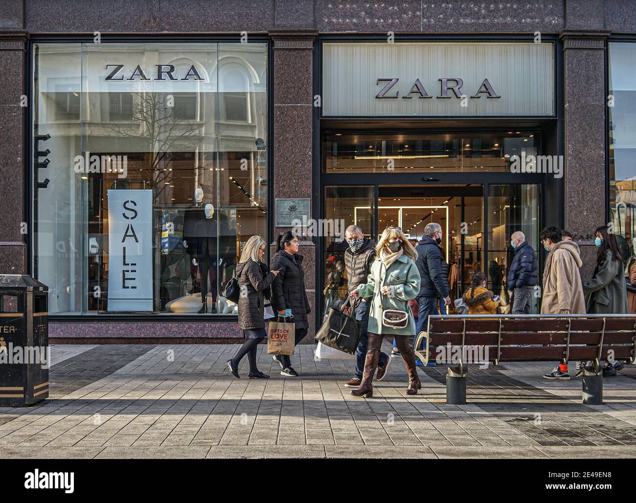 Belfast, UK. 20th Dec, 2022. Shoppers wearing face masks walk past Zara  fashion store. Credit: SOPA Images Limited/Alamy Live News Stock Photo -  Alamy