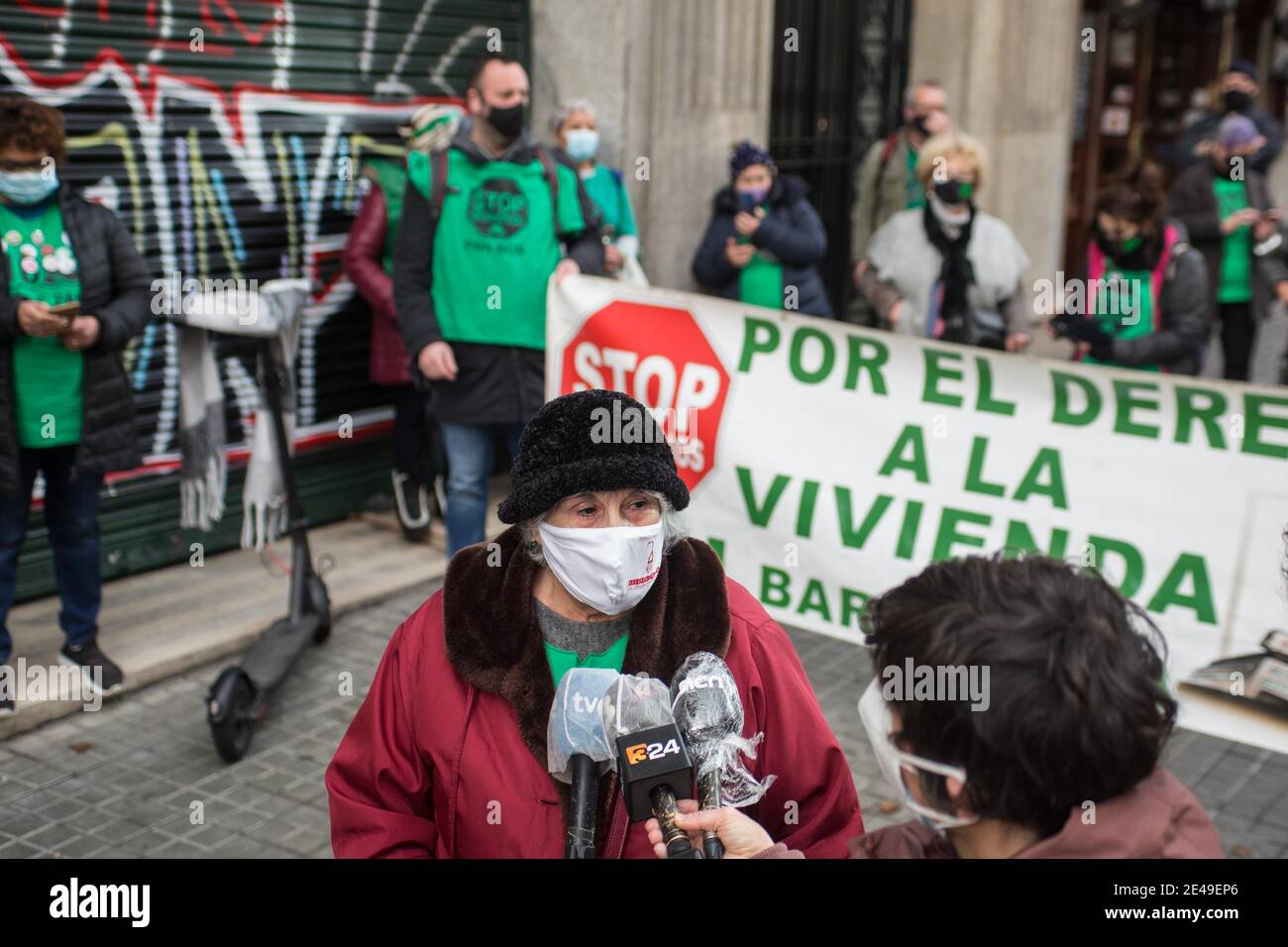 Barcelona, Spain. 22nd Jan, 2021. A protester speaks to the media during the Casserole protest.The PAH platform of Barcelona (Platform for People Affected by Mortgage) has called a Casserole protest in front of the headquarters of the Spanish political party PP (Popular Party) that has presented in the Senate appeal to end the law that does not allow the Vulture fund and banks to remove people from their homes during the pandemic period. Credit: SOPA Images Limited/Alamy Live News Stock Photo