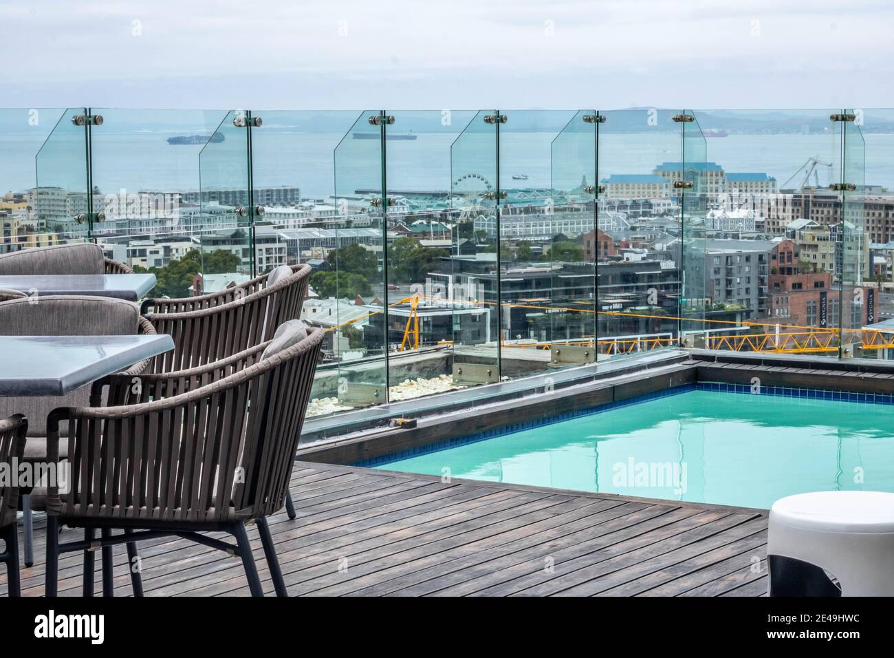 sortie patrice udrydde Outside dining area at pool on top floor of hotel Stock Photo - Alamy
