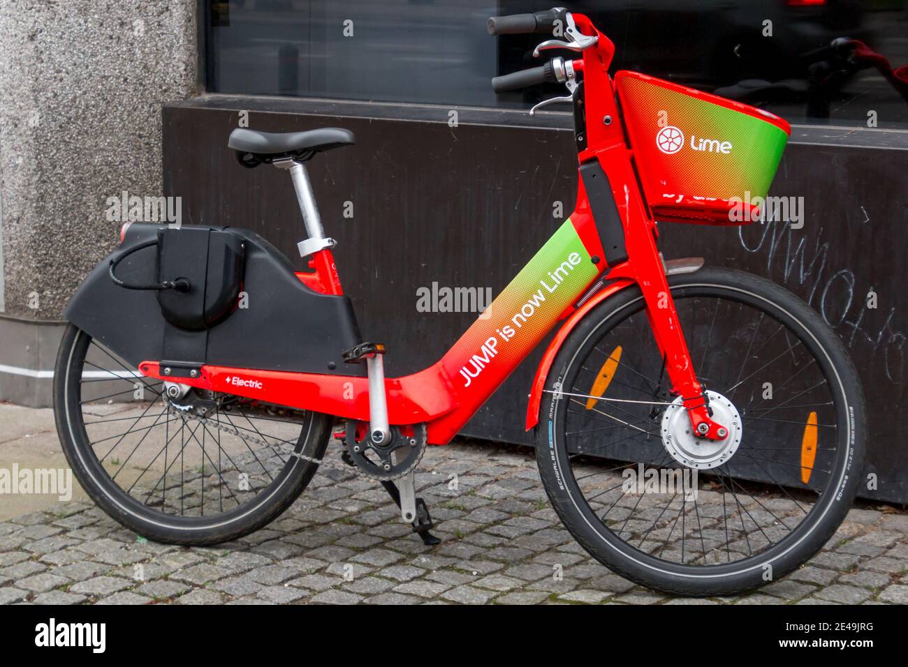 Religiøs italiensk Tanzania Copenhagen, Denmark - 12 Dec 2020: An orange and green electric bike you  can rent in Copenhagen Stock Photo - Alamy