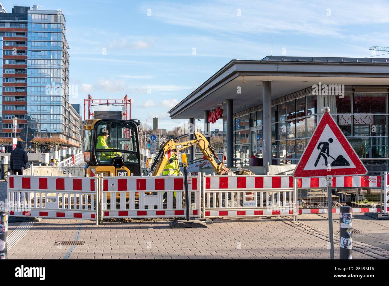Straßenbaustelle an der Klappbrücke nach Kiel-Gaarden zum Verlegen eines Elektro-Landanschlusses für die Fähren der Kieler Fördeschiffahrt Stock Photo