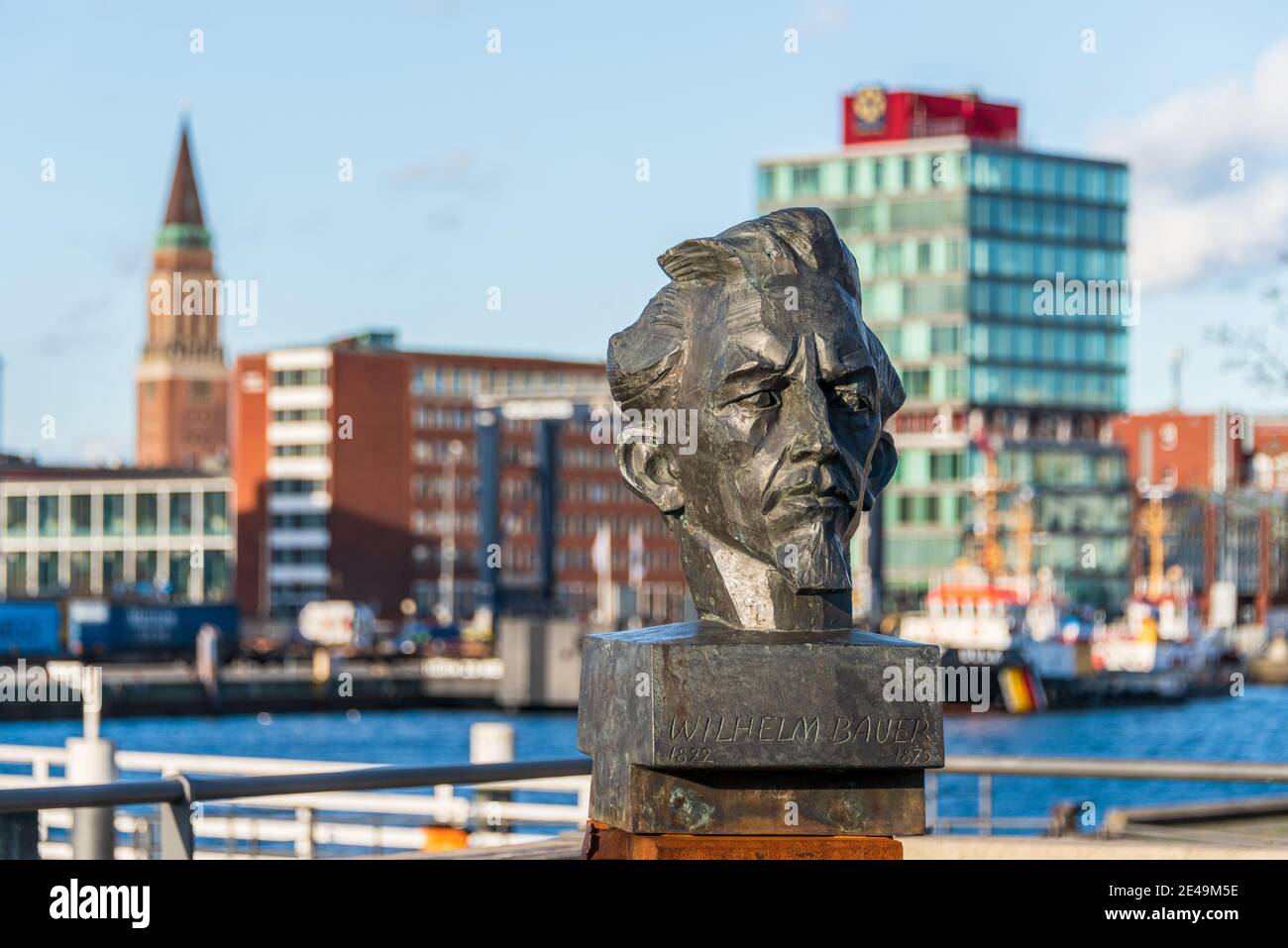 Denkmal des Konstruteus des Uboot Konstrukteurs Wilhelm Bauer im Hafen am Germaniabecken in Kiel Stock Photo