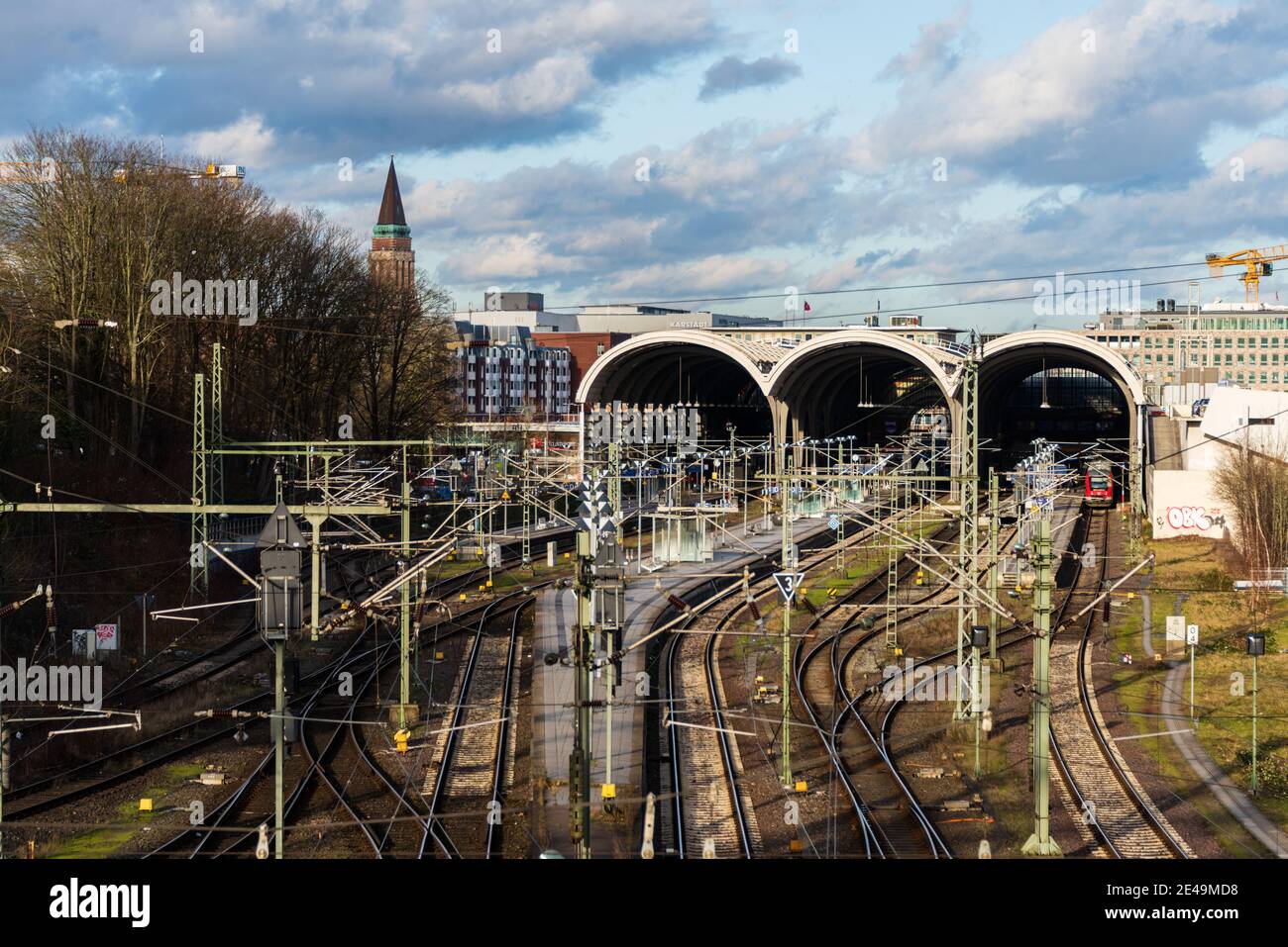 Eisenbahngleise zur Einfahrt in den Kieler Hauptbahnhof im Winter Stock Photo