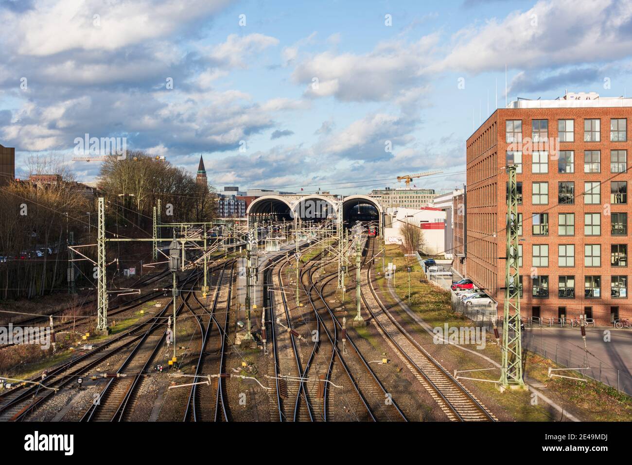 Eisenbahngleise zur Einfahrt in den Kieler Hauptbahnhof im Winter Stock Photo