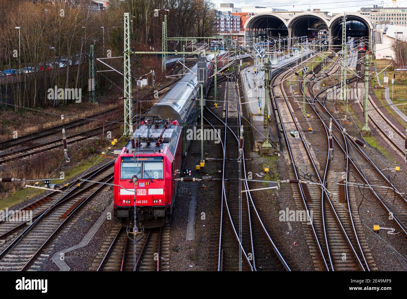 Eisenbahngleise zur Einfahrt in den Kieler Hauptbahnhof im Winter, ein Personenzug verläßt den Bahnhof Stock Photo