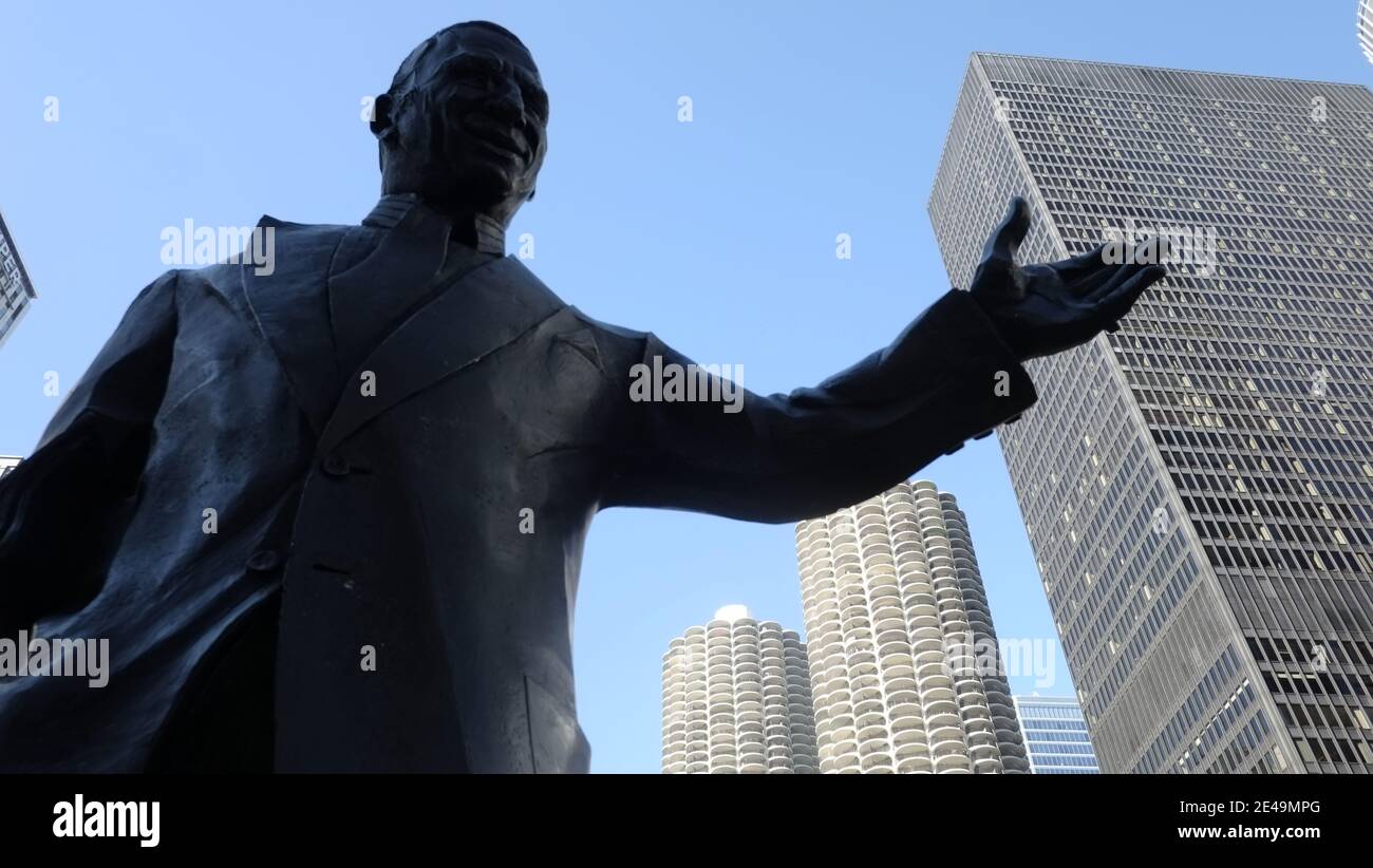 Chicago - Illinois. Statue of Irv Kupcinet with Chicago high rises Stock Photo