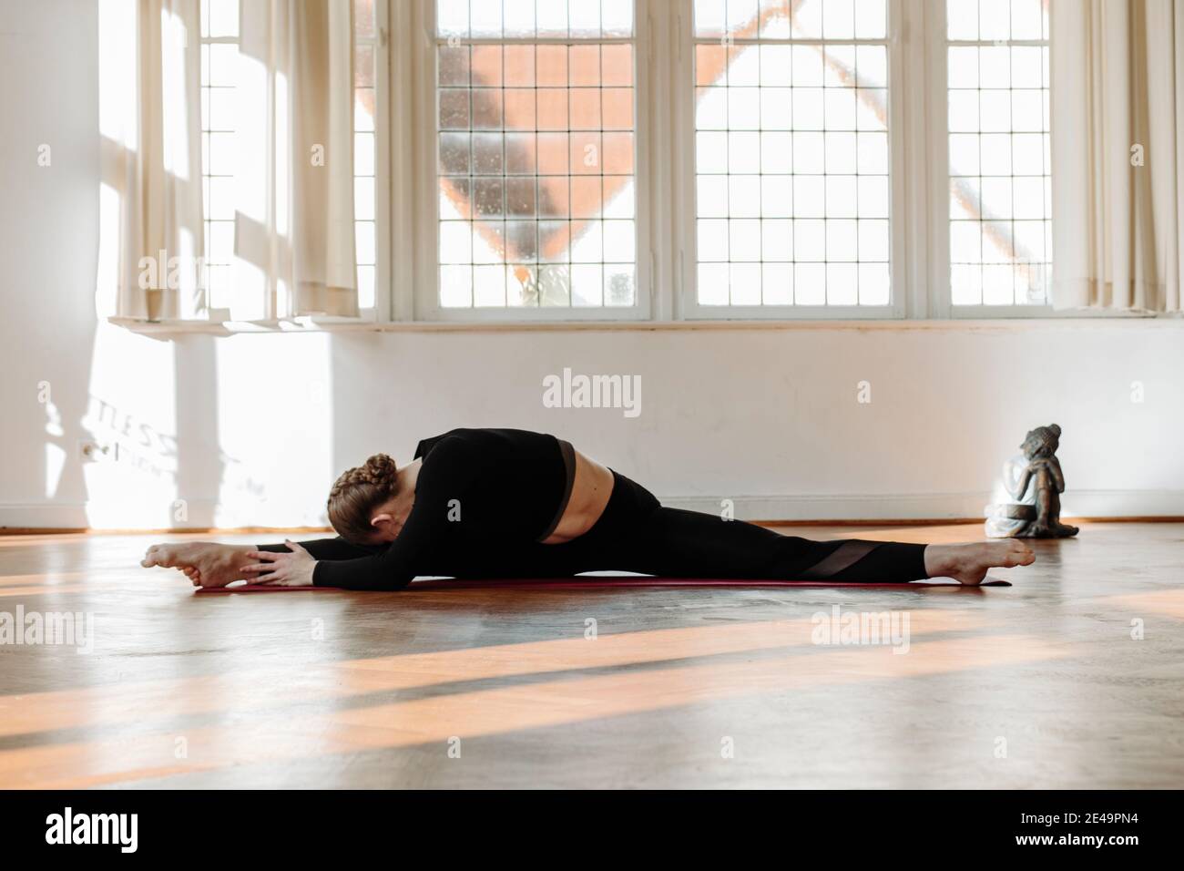 Yoga splits, anjaneyasana Stock Photo