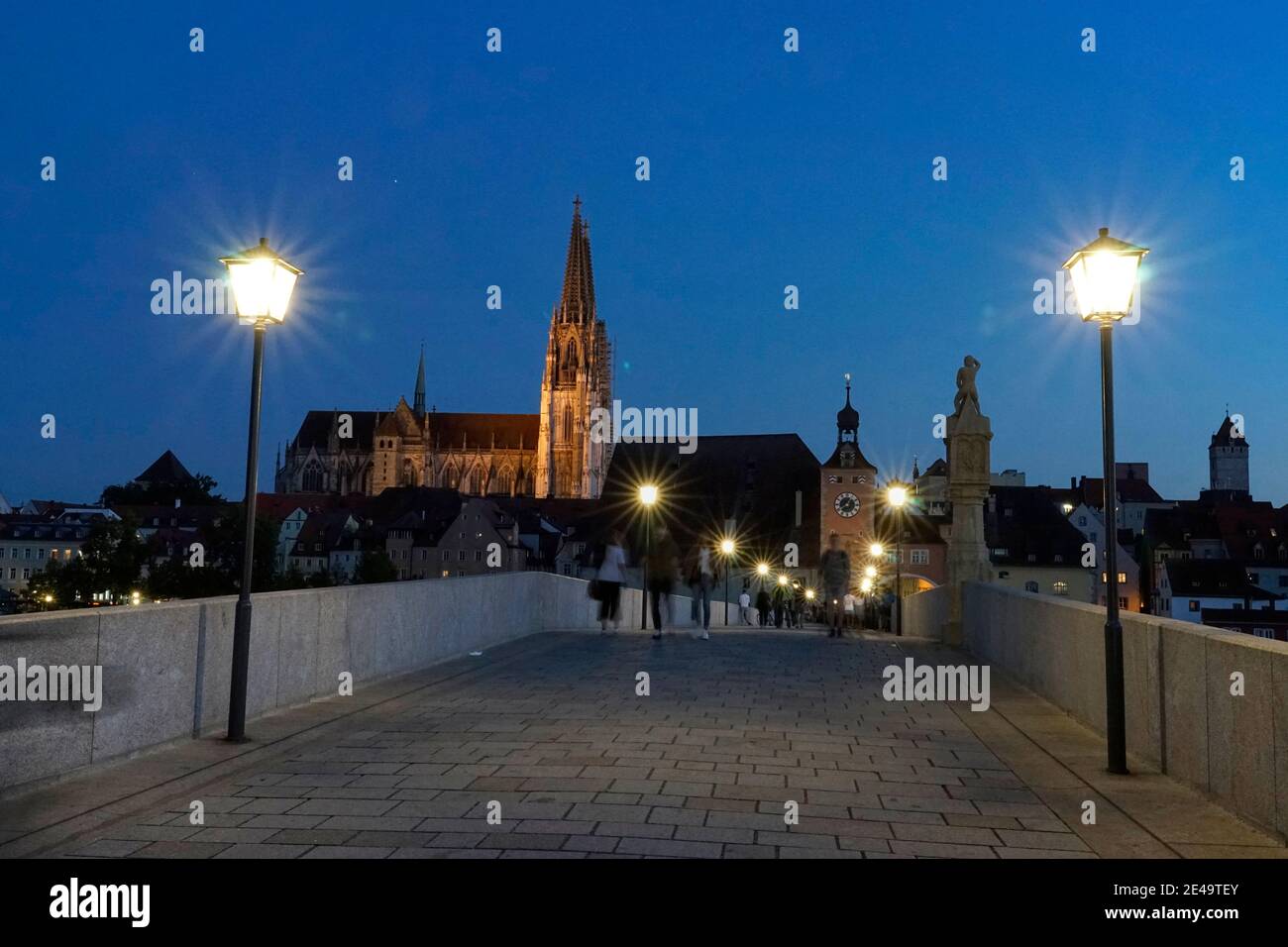 Deutschland, Bayern, Oberpfalz, Regensburg,  Steinerne Brücke, Brückentor, Dom, Fußgänger, abends, Straßenlaternen Stock Photo