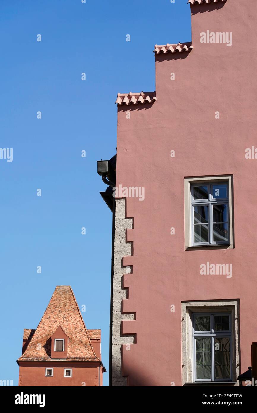 Deutschland, Bayern, Oberpfalz, Regensburg, Haidplatz, rote Hausfassade, Stufengiebel Stock Photo
