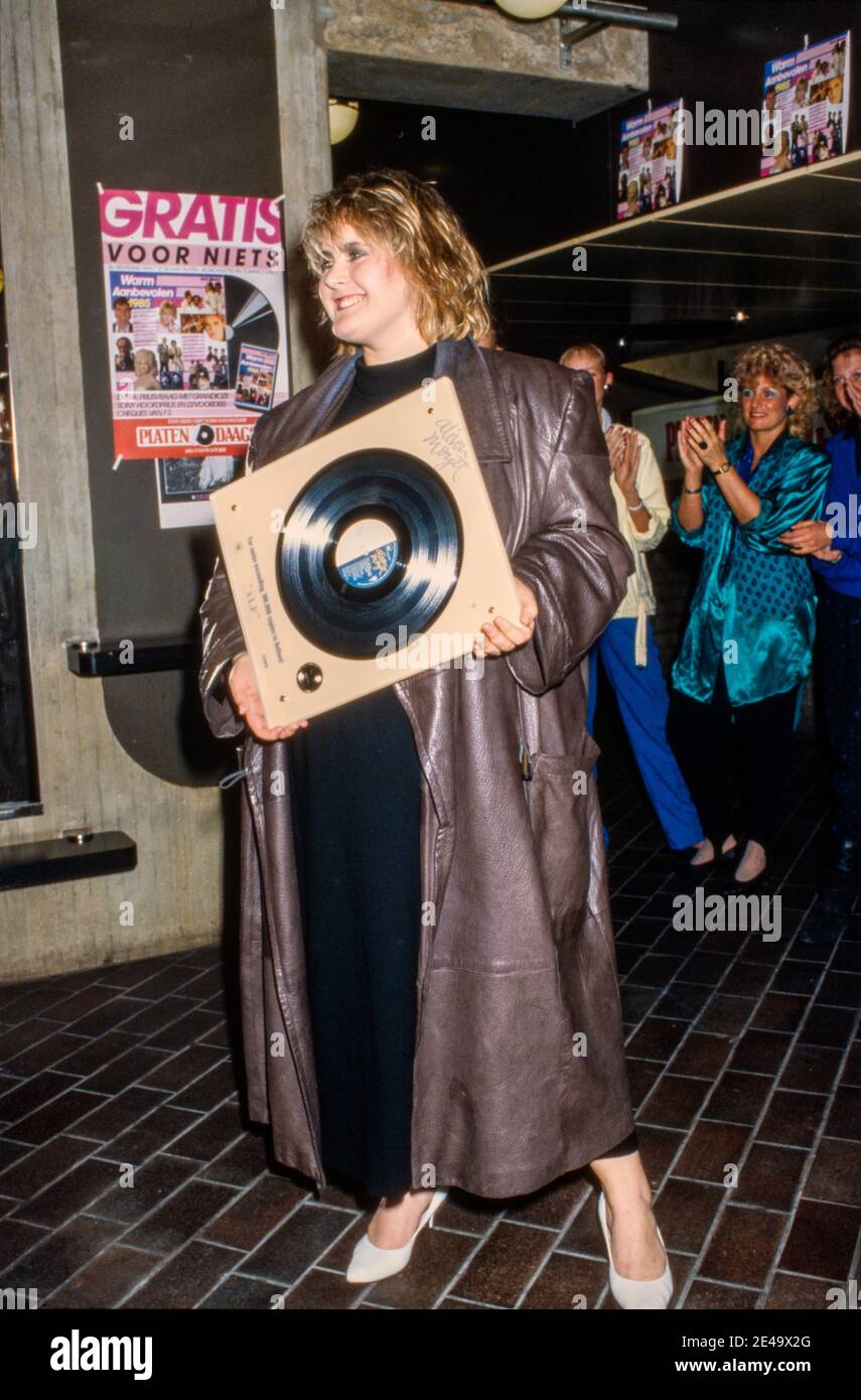 HILVERSUM, THE NETHERLANDS - MAY 19, 1985: Alison Moyet receives a platinum album for selling more than 100.00 copies of her album Alf in the Netherla Stock Photo