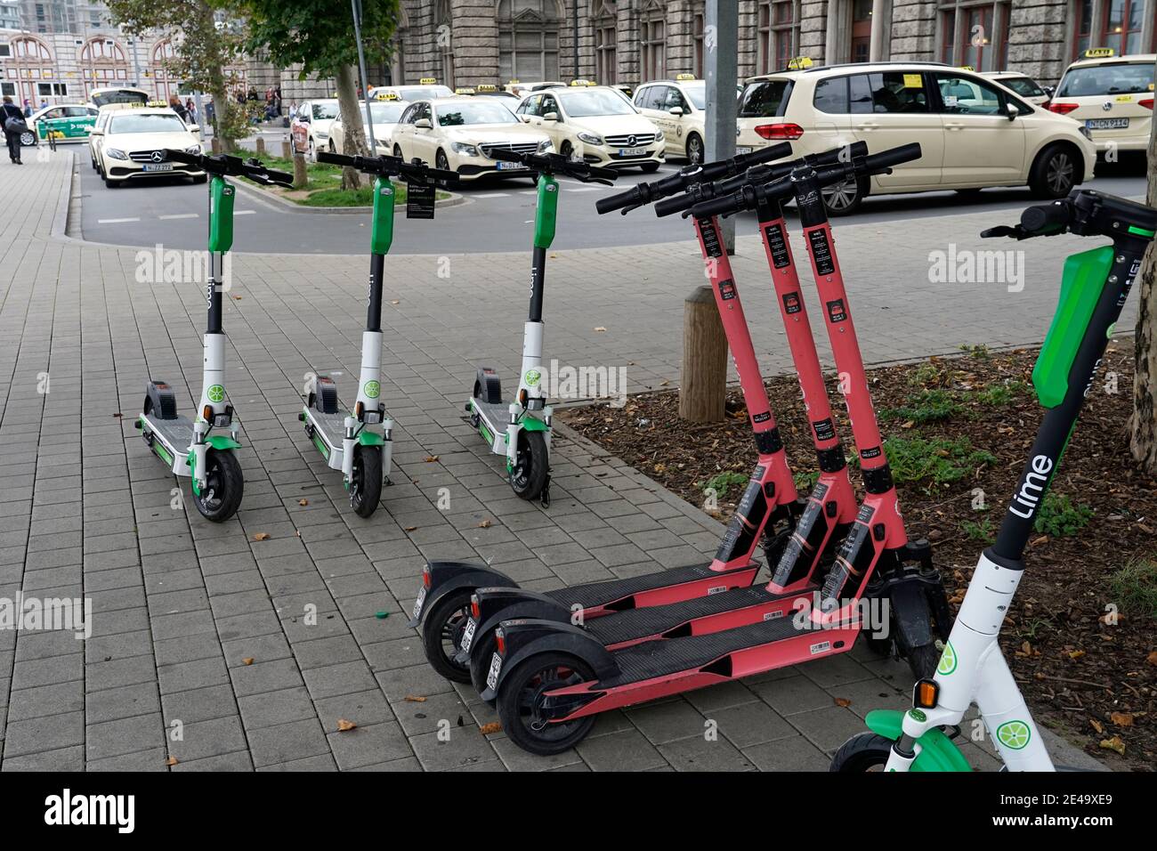 Deutschland, Bayern, Mittelfranken, Nürnberg, abgestellte E-Roller Stock  Photo - Alamy