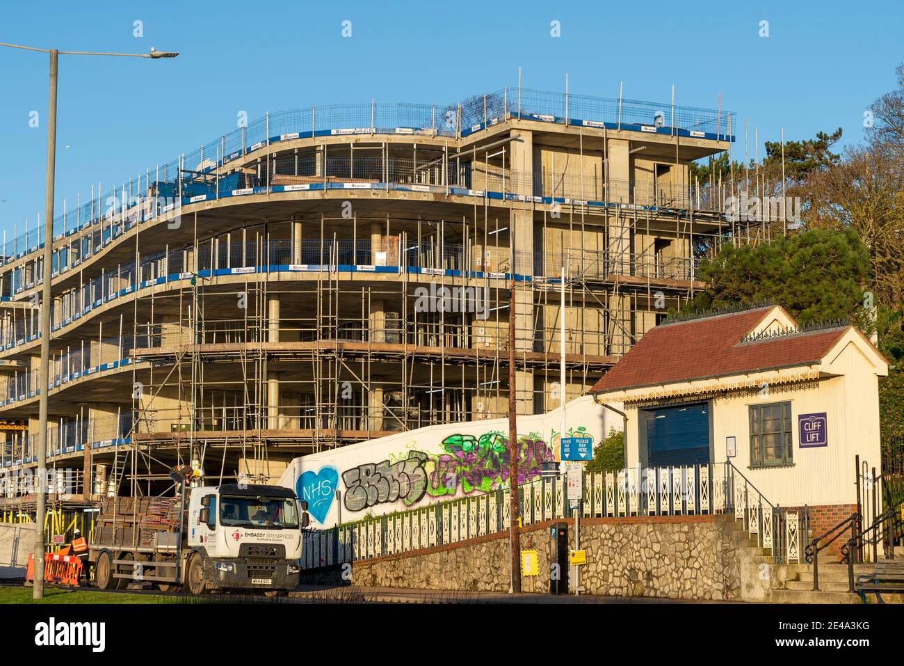 Construction work underway on Clifftown Shore property development on the site of the Esplanade music venue. Seafront homes. Overlooking Cliff Lift Stock Photo