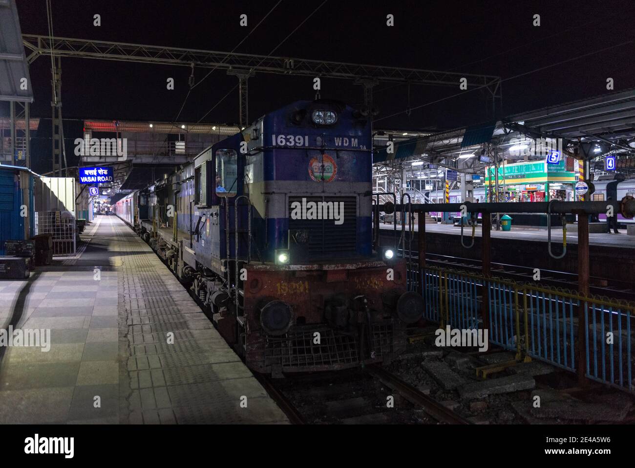 02413 Madgaon - Delhi Hazrat Nizamuddin Rajdhani Special on a scheduled halt at Vasai Road Railway Station in late evening. Stock Photo