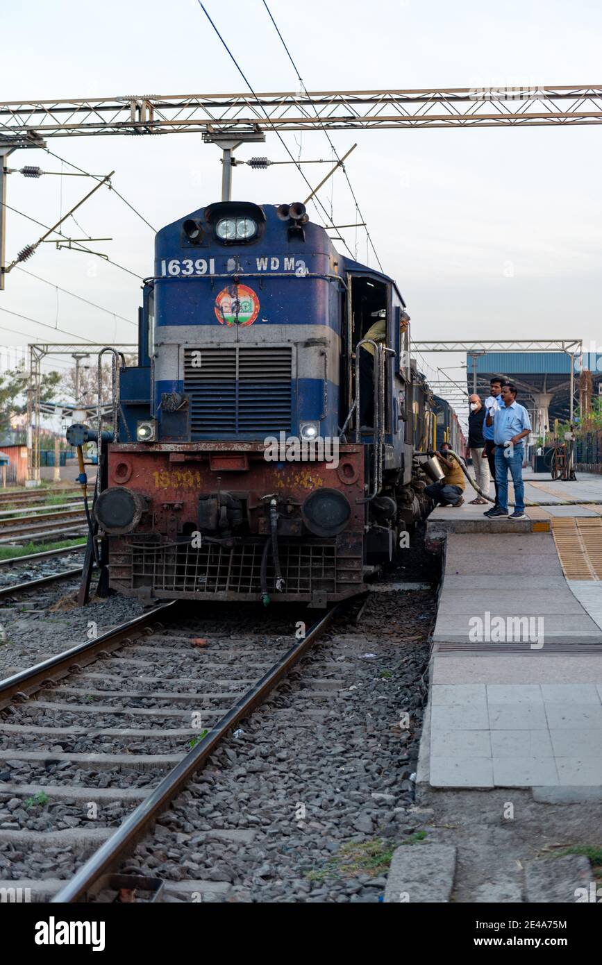 02413 Madgaon - Delhi Hazrat Nizamuddin Rajdhani Special on a scheduled halt at Panvel Railway Station for refuelling the WDM3A twin locomotives. Stock Photo
