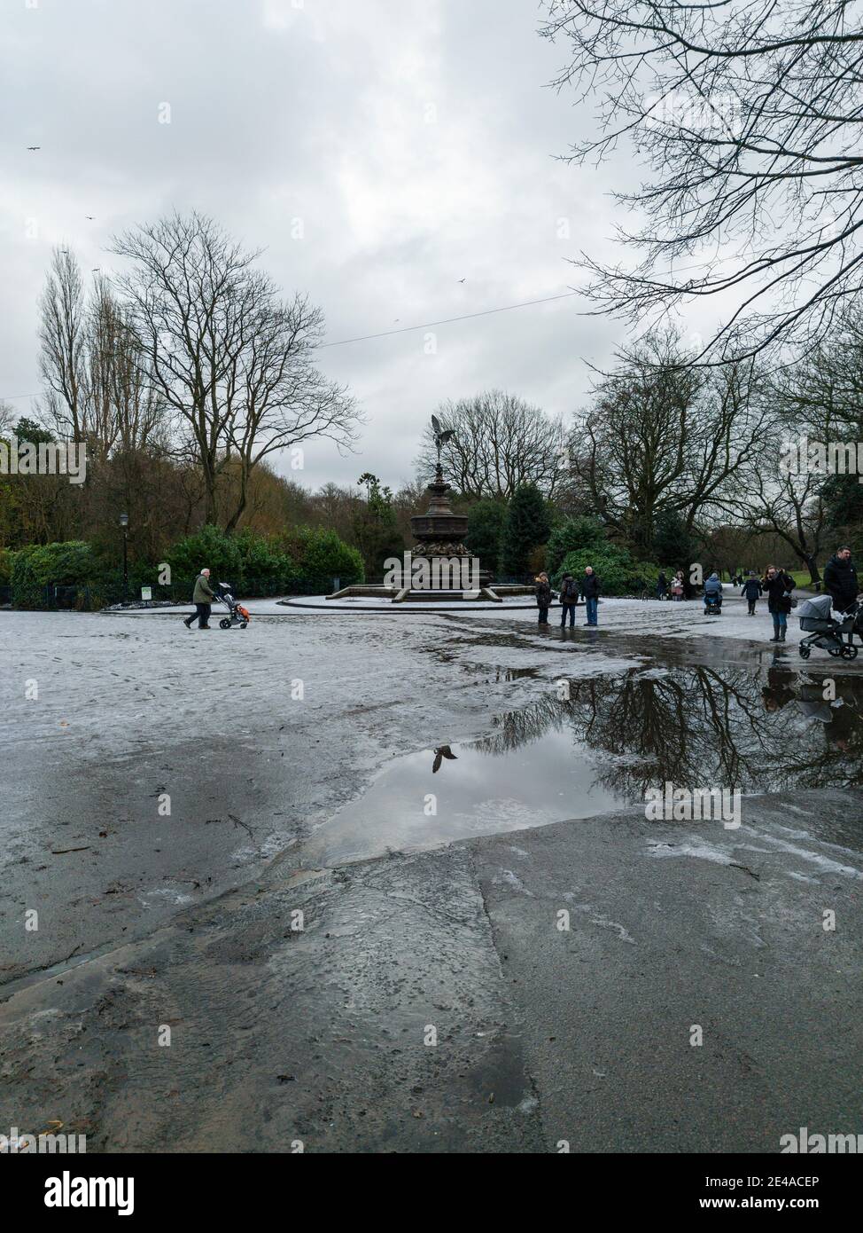 Replica statues of eros and peter pan hires stock photography and