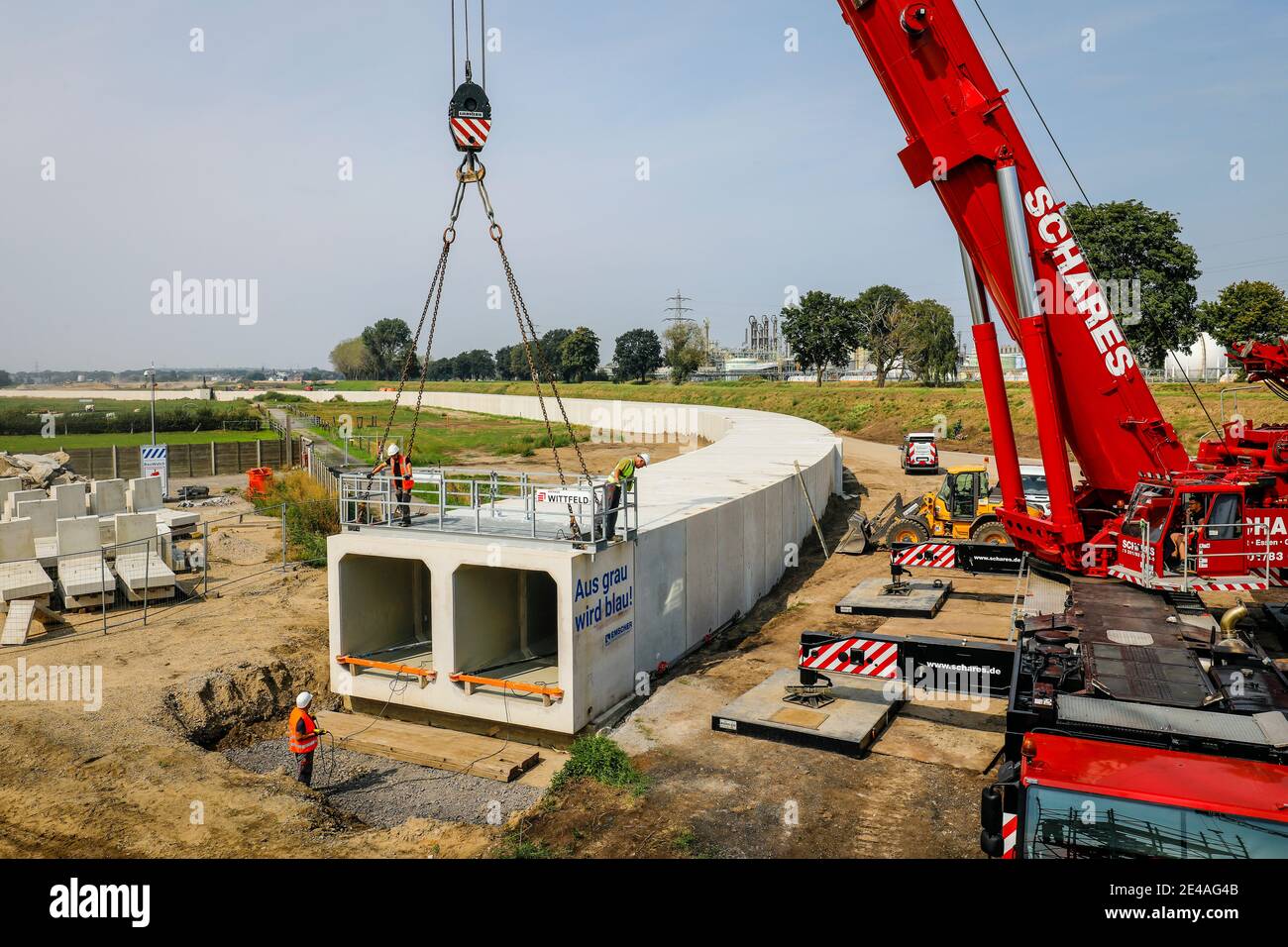 Oberhausen, Ruhr area, North Rhine-Westphalia, Germany - Emscher conversion, new construction of the Emscher AKE sewer, here in the Holtener Feld prefabricated frame double sewer parts (box profiles) are being laid, here the last prefabricated sewer at the Oberhausen pumping station, on the right the Emscher waste water river, the ecological one, The conversion of the Emscher system consists of the construction of a central sewage treatment system in the Ruhr area, the construction of sewers and the renaturation of the Emscher and its tributaries. Stock Photo