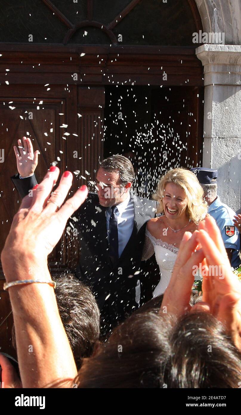 Jean Dujardin gets married with Alexandra Lamy on July 25, 2009, at the  City Hall of Alexandra's village, in Anduze, France. In the evening Dujardin  and Lamy celebrated their marriage with friends