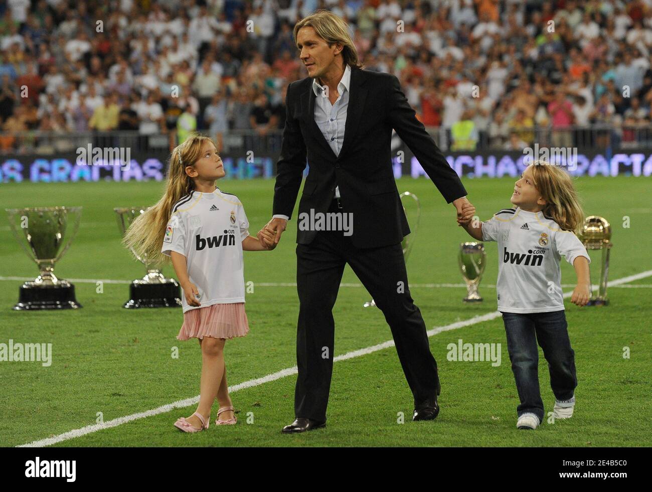 Michel Salgado waves goodbye to the Real Madrid fans before the start of the Santiago Bernabeu Trophy Soccer Match, Real Madrid vs Rosenborg at the Santiago Bernabeu stadium in Madrid, Spain on August 24, 2009. Real won 4-0. Photo by Steeve McMay/ABACAPRESS.COM Stock Photo