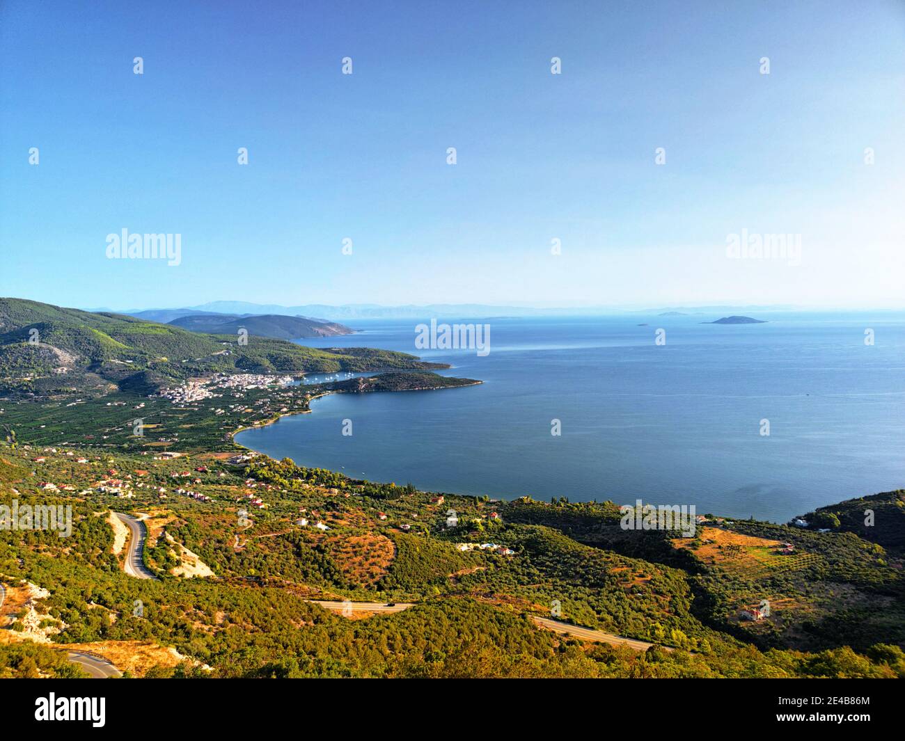 Blick auf bewaldete Hügel und die weite Bucht von Epidauros, Argolis, Peloponnes, Griechenland Stock Photo