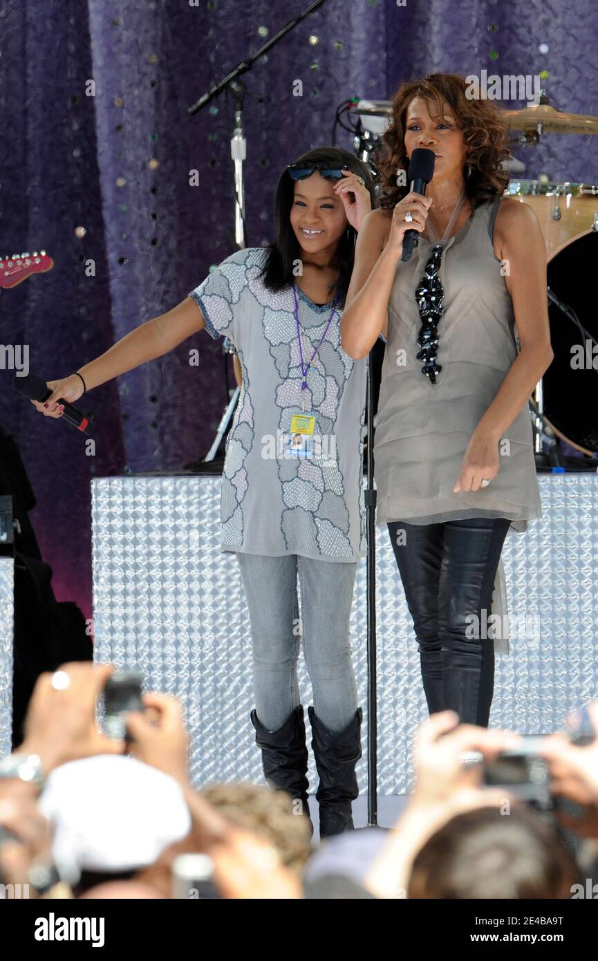 Whitney Houston, seen here with her daughter Bobbi Kristina Brown, makes her first appearance in 7 years performing tracks from her upcoming album on Good Morning America in New York on September 1, 2009. Photo by Mehdi Taamallah/ABACAPRESS.COM (Pictured : Whitney Houston, Bobbi Kristina Brown) Stock Photo