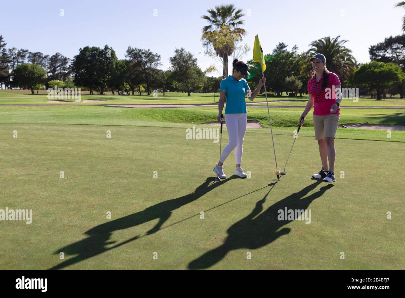 Golf hole flag hires stock photography and images Alamy