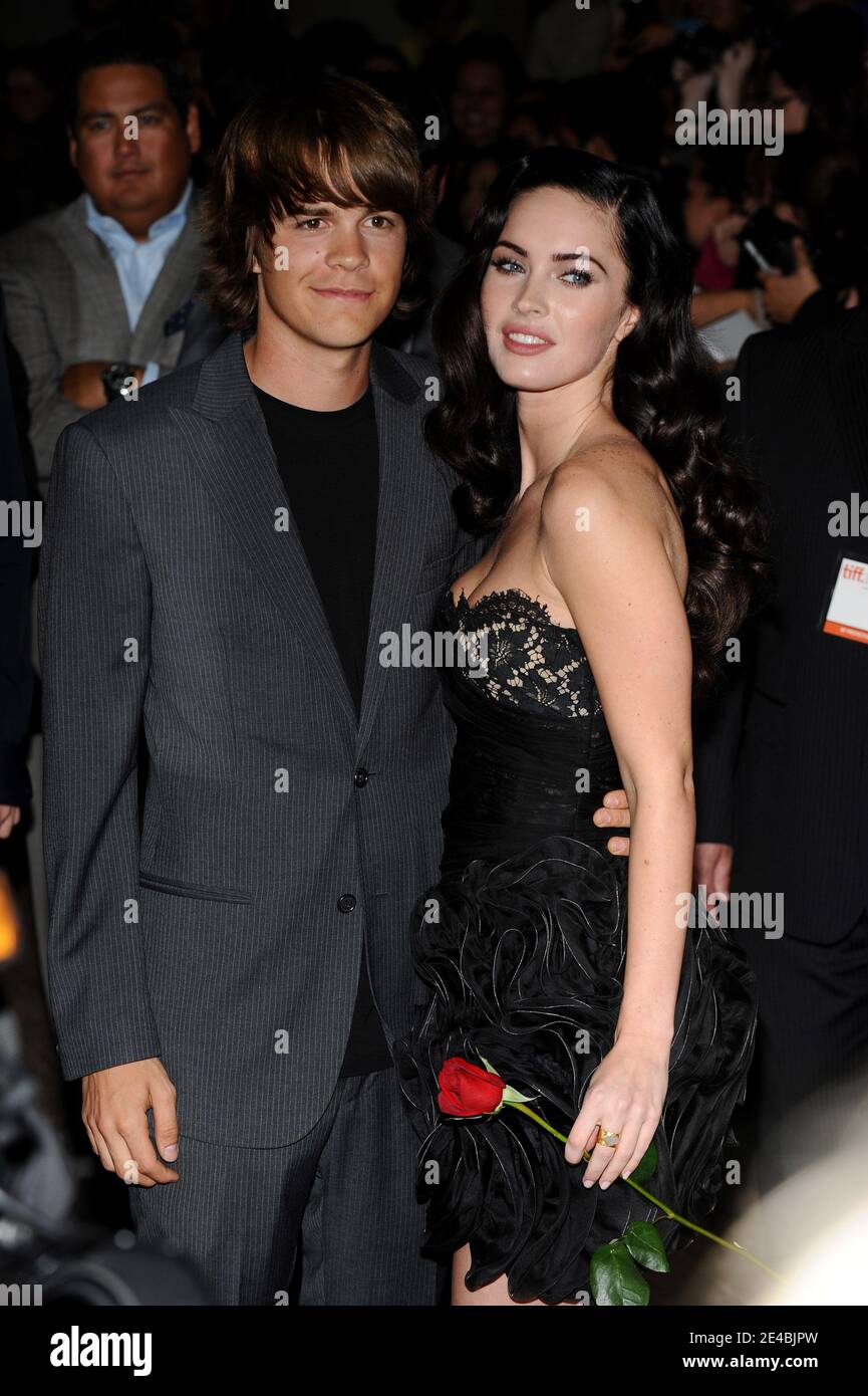 Johnny simmons hi-res stock photography and images - Alamy, image size:865x1390