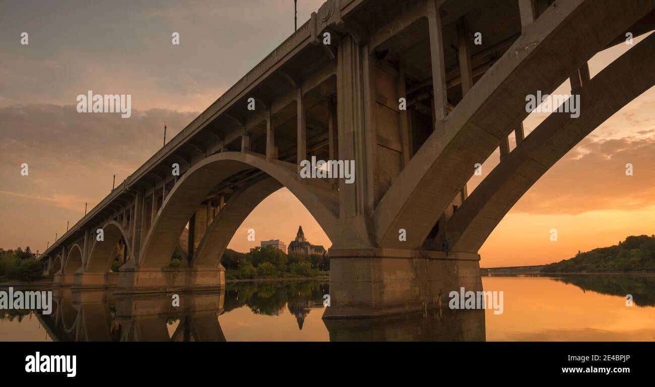 Broadway Bridge spans the South Saskatchewan River, Saskatoon, Saskatchewan, Canada Stock Photo