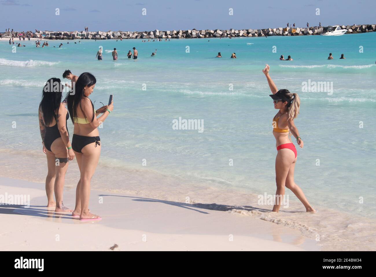 Cancun, Mexico. 22nd Jan, 2021. CANCUN (MEXICO), 22/01/2021 - MOVIMENTACAO PRAIA MANDALA - Grande movimento de pessoas na praia Mandala em meio a COVID-19. Com o calor, muita gente aproveita, inundando a Cancun, Mexico. 22nd Jan, 2021. CANCUN (MEXICO), 22/01/2021 - MOVIMENTACAO PRAIA MANDALA - Grande movimento de pessoas na praia Mandala em meio a COVID-19. Com o calor, muita gente aproveita, inundando a