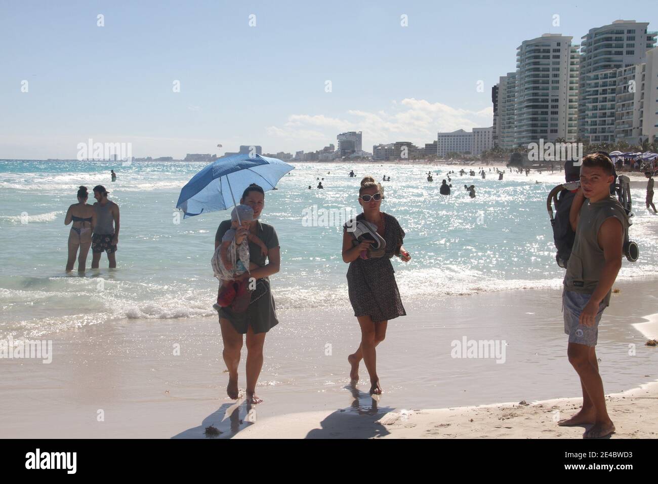 Cancun, Mexico. 22nd Jan, 2021. CANCUN (MEXICO), 22/01/2021 - MOVIMENTACAO  PRAIA MANDALA - Grande movimento de pessoas na praia Mandala em meio a  COVID-19. Com o calor, muita gente aproveita, inundando a