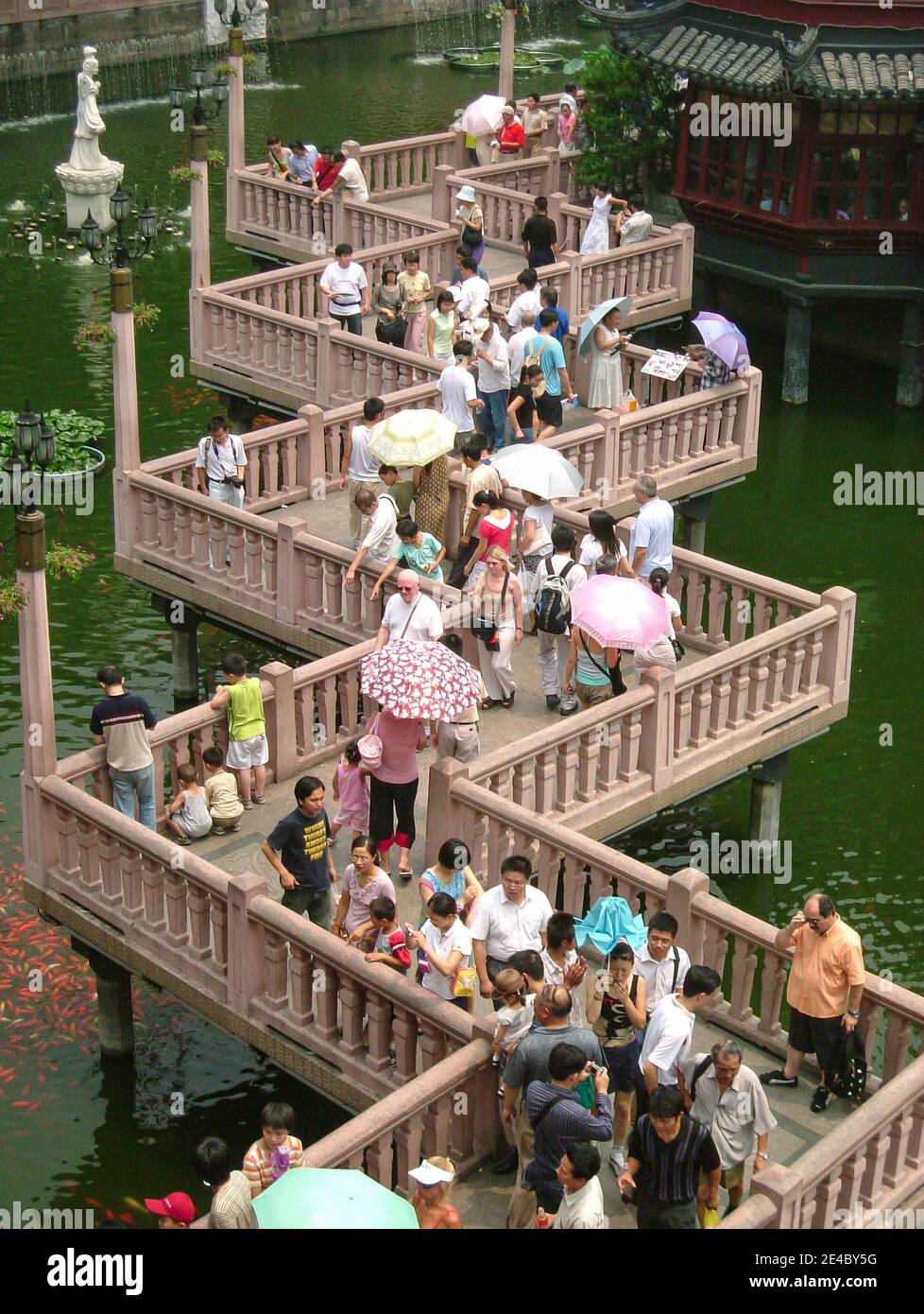 The Nine Zigzag Bridge and Teahouse, Yu (Yuyuan) Garden, Huangpu Qu, Shanghai, People's Republic of China Stock Photo