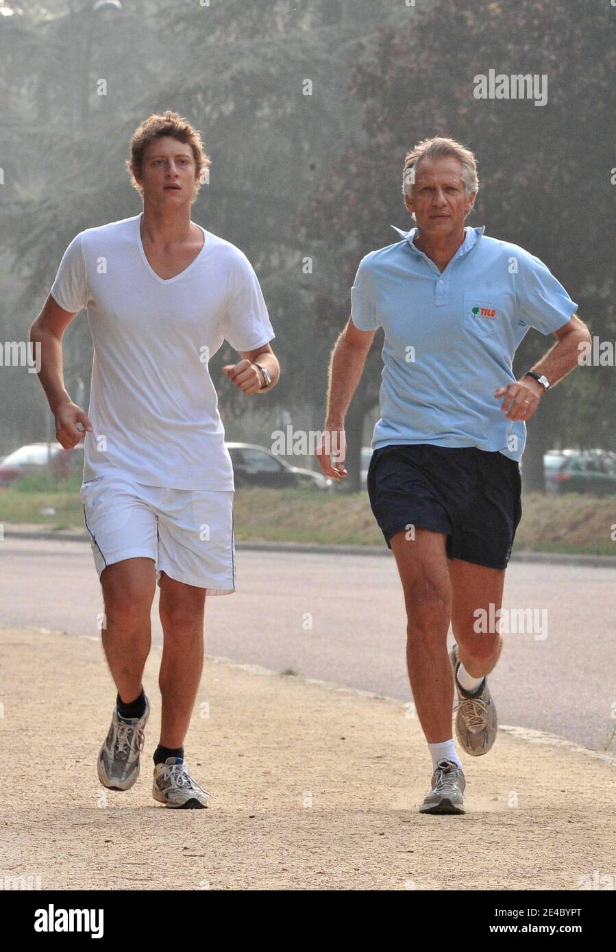 Former french prime minister Dominique de Villepin jogging with his son  Arthur in Paris, France on September 21, 2009. Photo by Thierry  Orban/ABACAPRESS.COM Stock Photo - Alamy