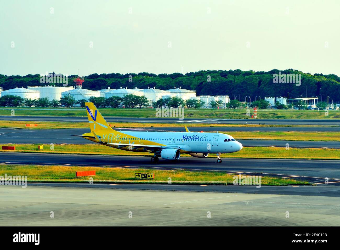 Vanilla Air, Airbus, A320, JA04VA, Taxiing, Narita Airport, Chiba, Japan Stock Photo