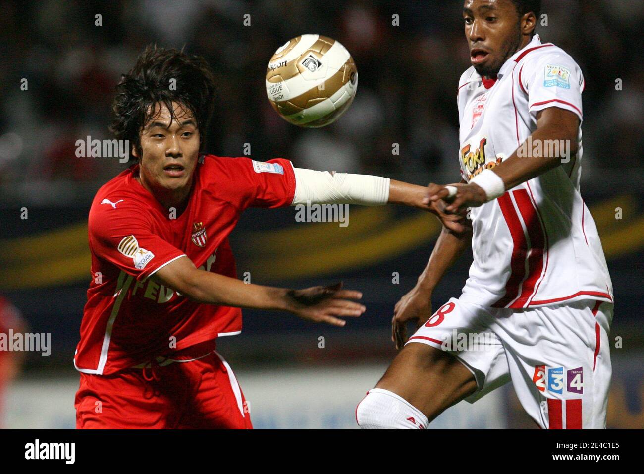Nancy's Loties Jordan fights for the ball with Monaco's Park Chu Young during the French League Cup Soccer Match, AS Nancy Lorraine vs AS Monaco at Marcel Picot Stadium in Nancy, east of France, on September 23, 2009. Nancy won 2-0. Photo by Mathieu Cugno Stock Photo