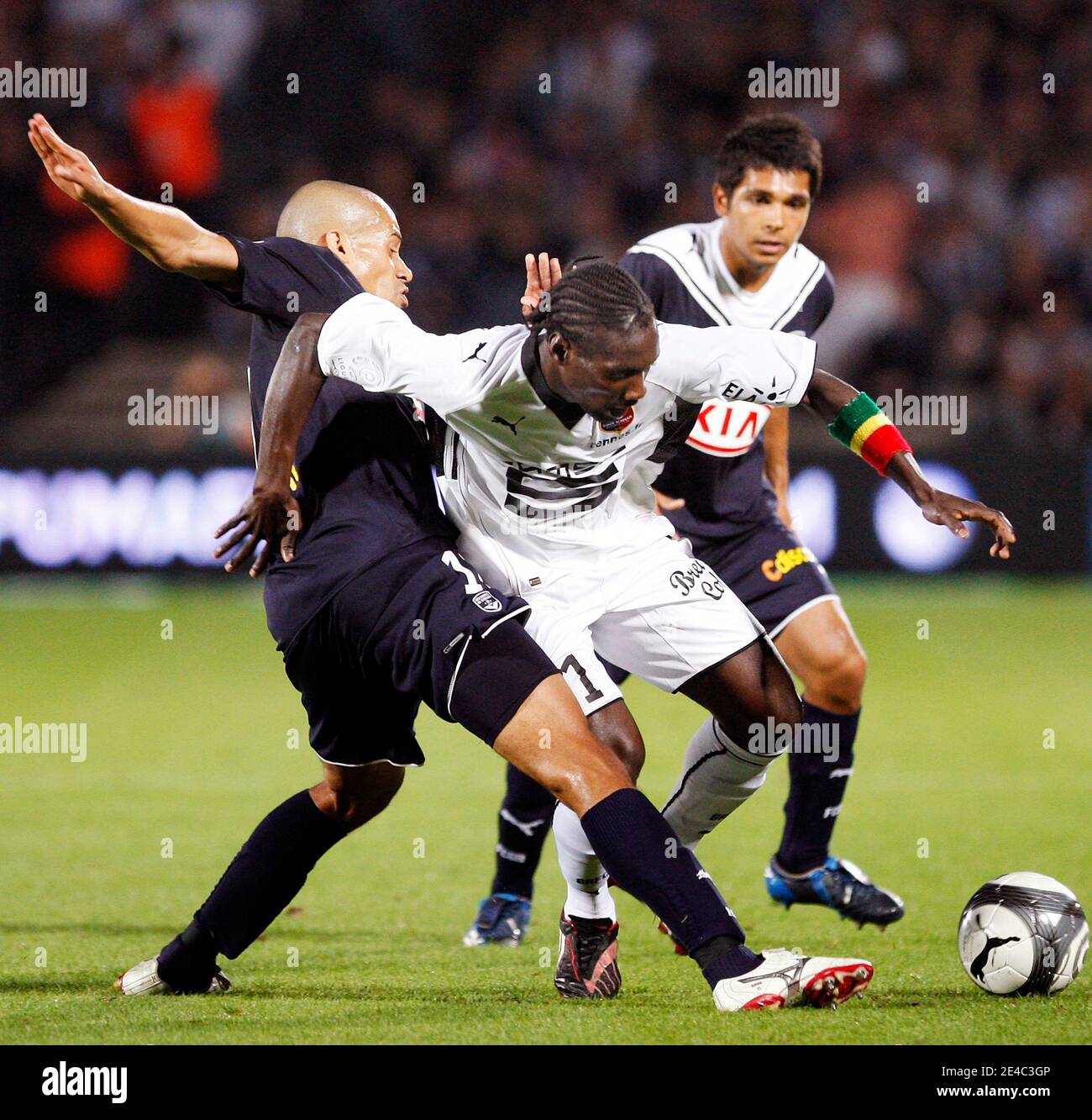 Bordeaux's Wendel and Rennes' Ismael Bangoura battle for the ball during  the French First League Soccer match, Girondins de Bordeaux vs Stade Rennais  at Chaban Delmas stadium in Bordeaux, France on September