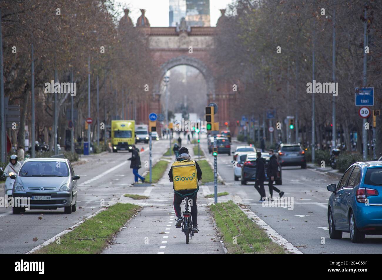 Barcelona, Catalonia, Spain. 22nd Jan, 2021. Glovo app delivery man seen riding a bike.The Ministry of Labor of Spain is developing a legislative framework that encompasses the activity of home delivery people, known as riders, who operate for digital platforms such as Glovo, Deliveroo, Just Eat or Uber Eats. The new Rider Law would oblige companies to hire their workers and thus end the figure of the false self-employed. Credit: Thiago Prudencio/DAX/ZUMA Wire/Alamy Live News Stock Photo