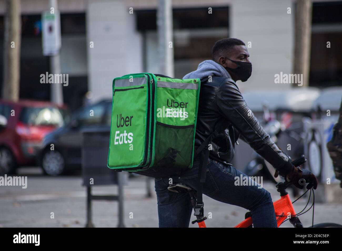 Barcelona, Catalonia, Spain. 22nd Jan, 2021. Uber Eats app delivery man seen riding a bike.The Ministry of Labor of Spain is developing a legislative framework that encompasses the activity of home delivery people, known as riders, who operate for digital platforms such as Glovo, Deliveroo, Just Eat or Uber Eats. The new Rider Law would oblige companies to hire their workers and thus end the figure of the false self-employed. Credit: Thiago Prudencio/DAX/ZUMA Wire/Alamy Live News Stock Photo