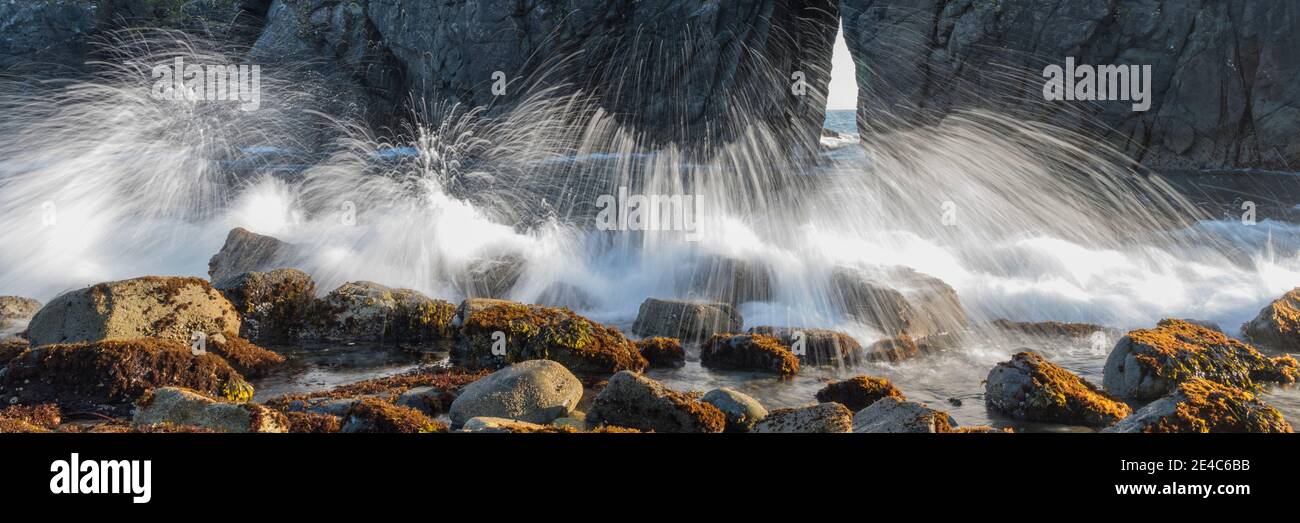 Waves breaking on rocks, Harris Beach State Park, Samuel H. Boardman State Scenic Corridor, Oregon, USA Stock Photo