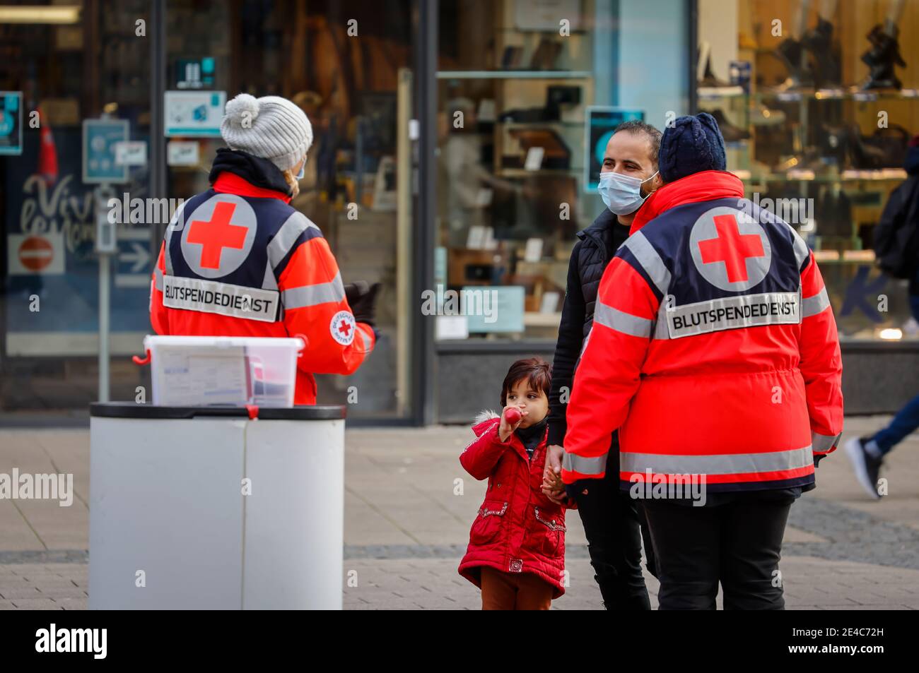 11/21/2020, Essen, North Rhine-Westphalia, Germany - Employees from the DRK Blood Donation Service West stand at an information stand in the pedestrian zone and advertise to passers-by for blood donation in times of the corona crisis, German Red Cross, in times of the flu and the coronavirus, the hospitals are particularly dependent on blood donations and blood plasma donations. Stock Photo