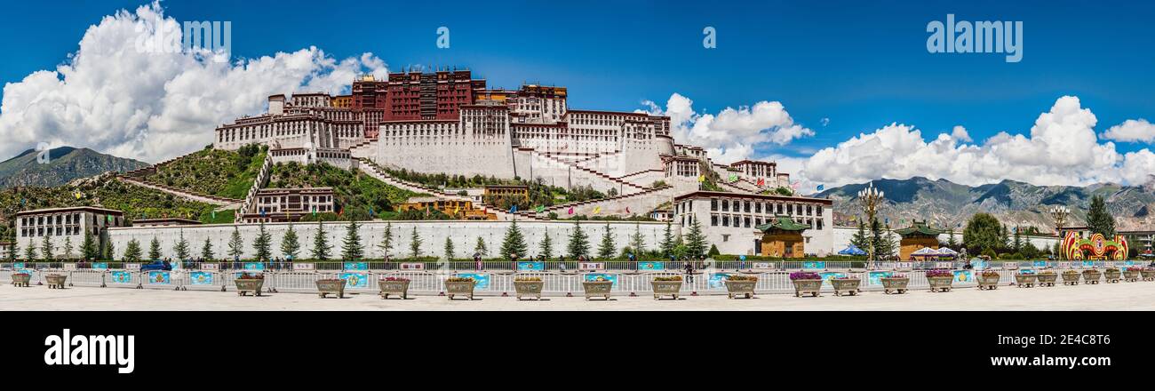 Low angle view of the Potala Palace, Lhasa, Tibet, China Stock Photo