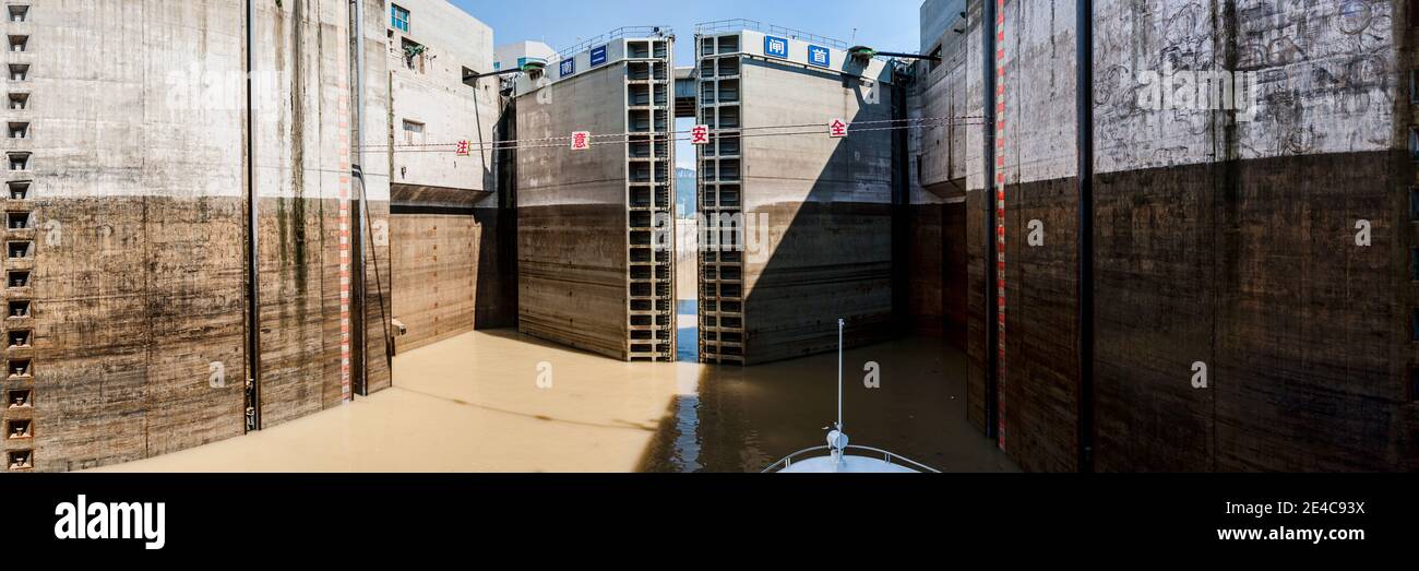 Ship locks on Three Gorges Dam, Yangtze River, Sandouping, Hubei Province, China Stock Photo